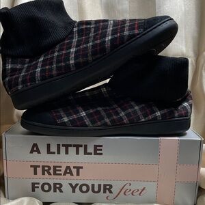 Men’s Warm and Cozy Plaid Slippers Size 9/10 NWT